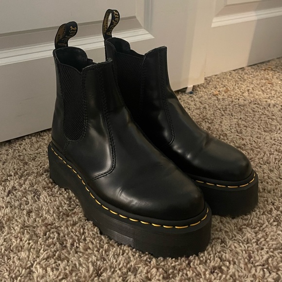 Doc Marten 2976 Smooth Leather Platform Chelsea Boots - Picture 1 of 7
